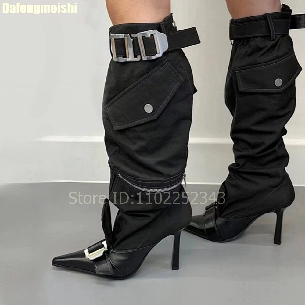 Street Fashion Rome 2025 - รองเท้าบูทผู้หญิงทรงสูงถึงเข่า ประดับหัวเข็มขัดโลหะ ปลายแหลม ส้นเข็ม สไตล์แฟชั่นสตรีท ซิปด้านข้าง