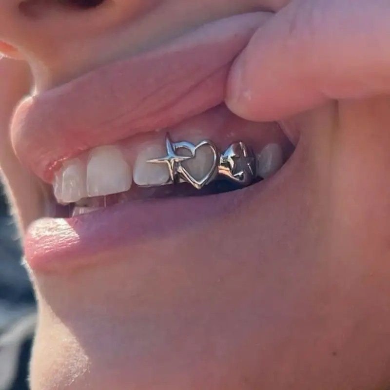 Street Fashion Jewelry - เหล็กกิ๊บฟันรูปดาวสไตล์ฮิปฮอปคลาสสิก เหล็กกิ๊บฟันแบบกลวงมันเงา ฟันสีทอง ตกแต่งฟันสำหรับเทศกาลคริสต์มาส ตกแต่งฟันสำหรับงานปาร์ตี้