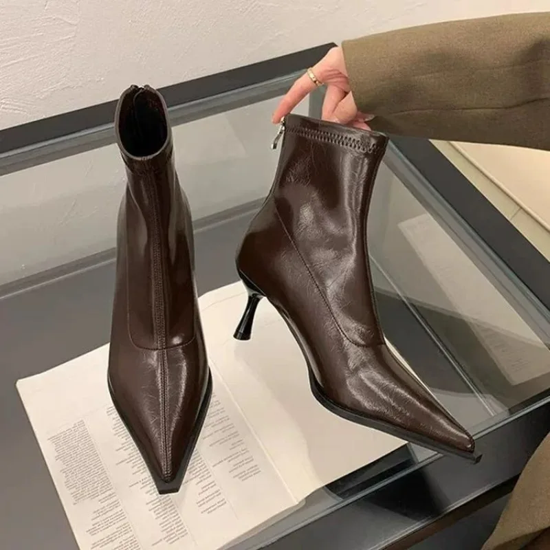 รองเท้าบูทส้นเข็มทรงแหลมสไตล์ส - Street Fashion Rome 2025 บทวิจารณ์และราคา