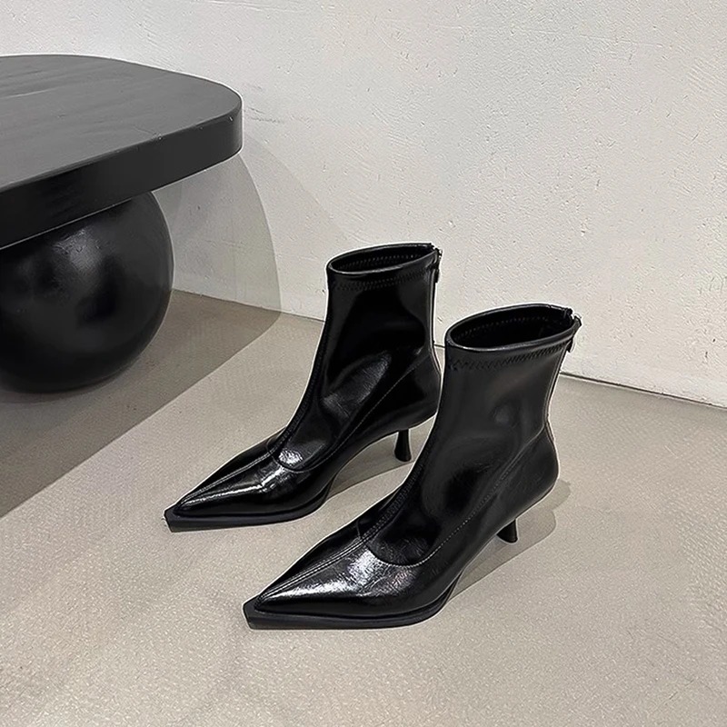 รองเท้าบูทส้นเข็มทรงแหลมสไตล์ส - Street Fashion Rome 2025 บทวิจารณ์และราคา
